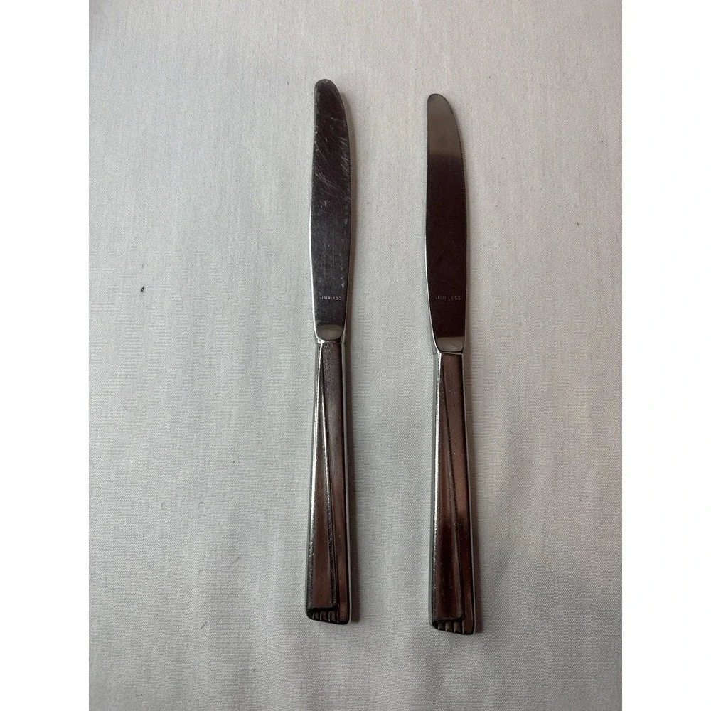 WM Rogers Set of 2 Stainless Steel Silver Dinner Knives Geometric‎ Handle 8.5-in